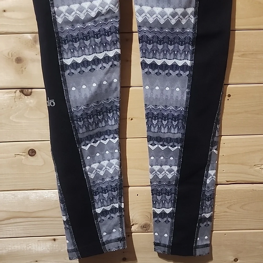 ALO Yoga Tribal Print Illusion 3 Leggings Size Medium